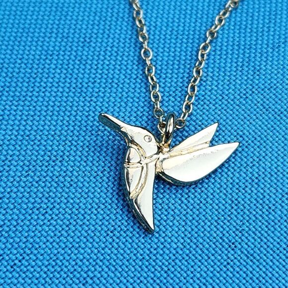 🔹️NWT Gold Toned Hummingbird Pendant Necklace - Picture 5 of 6